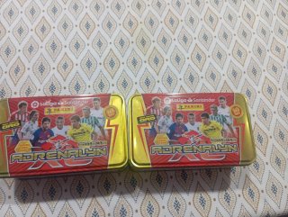 2 Cajas Metálicas con Mix cromos muchas temporadas