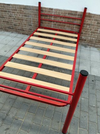 Cama Individual con Estructura Metálica Roja