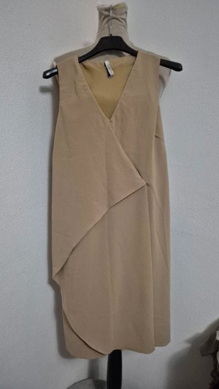 Vestito smanicato beige