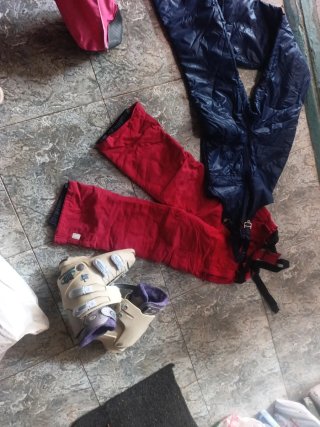 Lote de esquí: 2 pantalones y botas