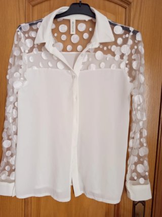 Blusa de fiesta blanca con lunares