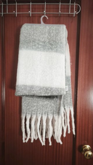 Bufanda de rayas gris y blanca