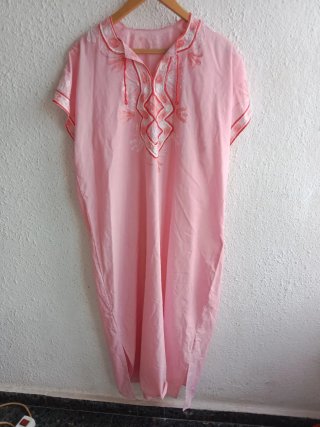 Caftán Rosa con Bordados