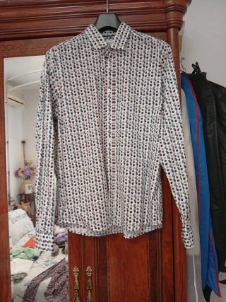 Camisa Blanca con Estampado de Lunares
