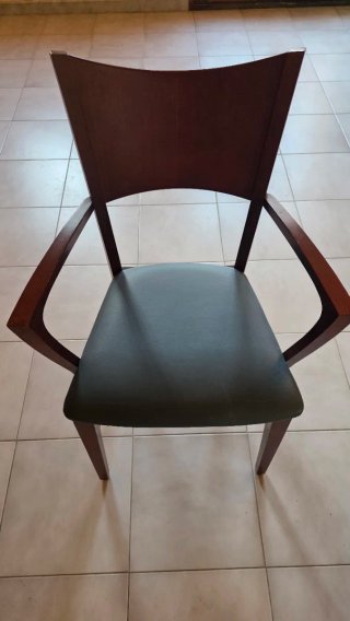 Silla de madera con reposabrazos