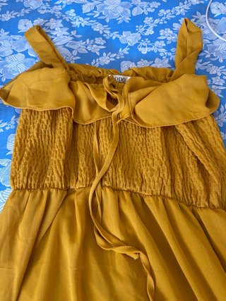 Vestido de tirantes con volante mostaza
