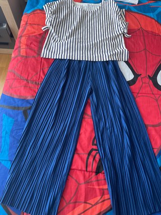 Conjunto de dos piezas azul y rayas talla 13-14.