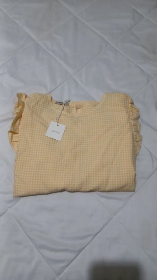 Camisa de cuadros amarilla con volantes