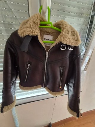 Chaqueta Bershka efecto piel con borreguito