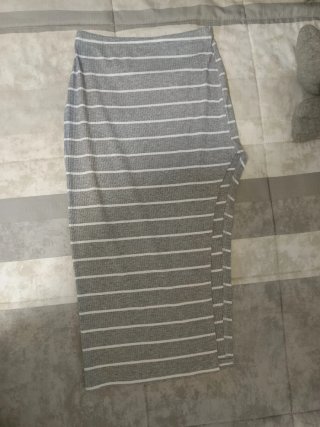 Falda midi de rayas gris y blanca