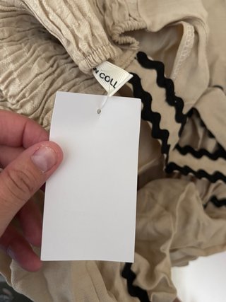 2 Vestidos Beiges con Líneas Negras