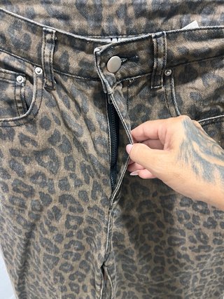 Pantalón shein con estampado de leopardo talla S