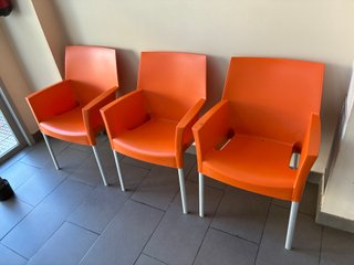 3 Sillas Naranjas con Reposabrazos