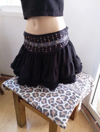 Falda negra con tachuelas