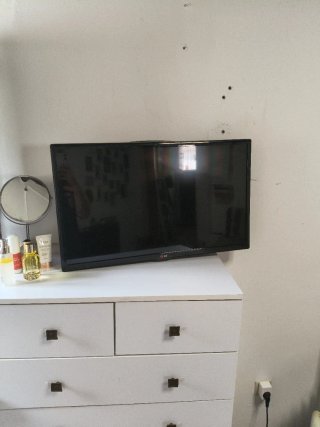 TV LG 33 pulgadas con soporte de pared