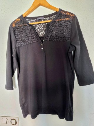 Blusa negra con detalles de encaje
