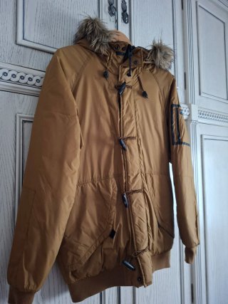 Parka Marrón con Capucha y se quita el pelo