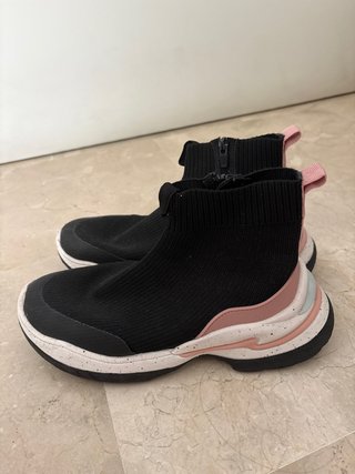 Zapatillas tipo calcetín negras y rosas