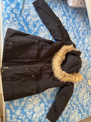 Chaquetón negro con capucha