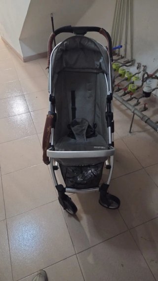 Carrito de bebé gris