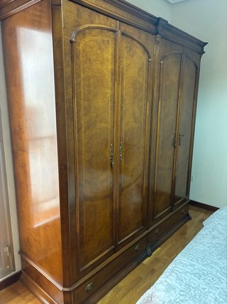 Armario de Madera Clásico