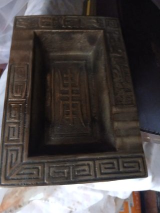 Cenicero de Metal con Relieve