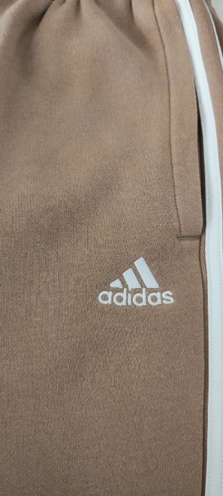 Pantalón de chándal adidas original marrón claro.
