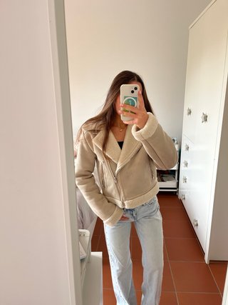 Chaqueta de otoño beige con borreguito