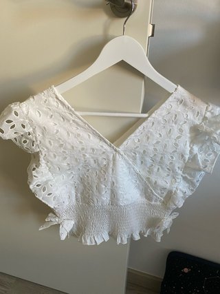 Blusa blanca de encaje sin mangas