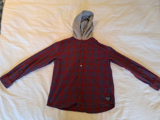 Camisa de cuadros roja con capucha