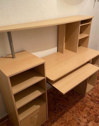 Escritorio de madera con estanterías