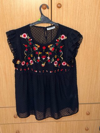 Camisa Negra con Bordados Florales