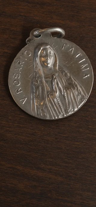 Medalla religiosa antigua de la Virgen de Fátima