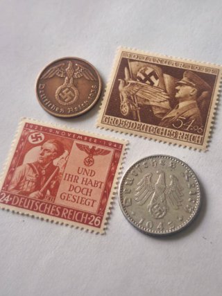 Lote sellos y monedas nazis.