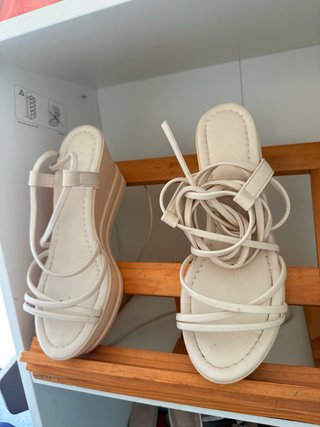 Sandalias de cuña atadas al tobillo