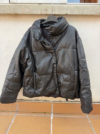 Cazadora acolchada efecto piel Zara