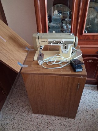 Máquina de coser Wertheim con mueble