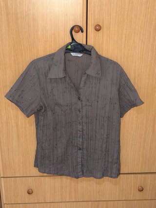 Camisa marrón con bordados Talla M