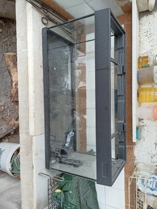 Pecera de Cristal con Marco Negro