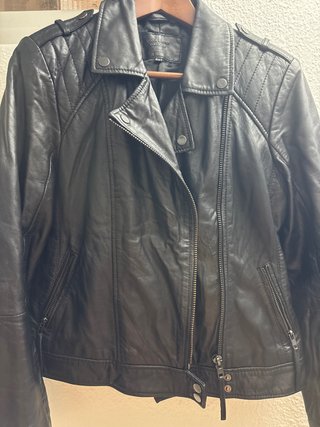 Chaqueta de piel negra corte ingles.