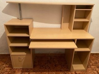 Escritorio de madera con estanterías