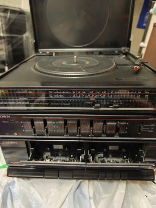 Equipo de música Crown con tocadiscos