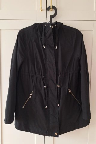 Parka Negra con Capucha