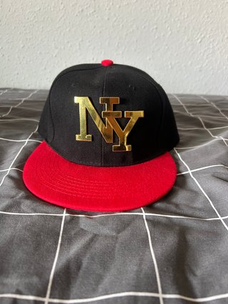 Gorra NY con Logo Dorado
