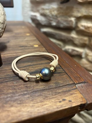 Pulsera de Tahití con adornos de oro