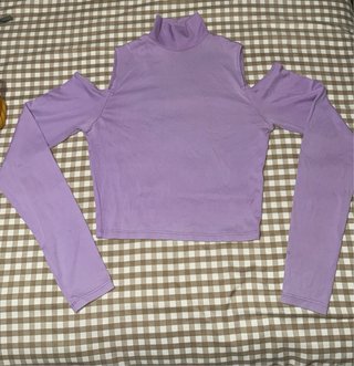 Top Lila con Hombros Descubiertos