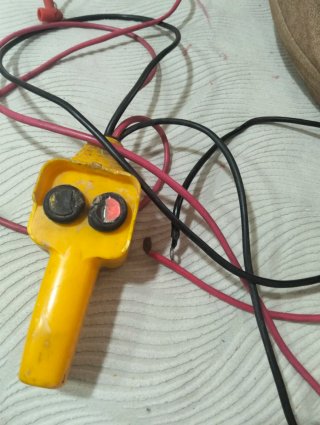Mando de control colgante amarillo