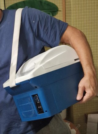 Nevera Eléctrica 8 litros  con Bandolera Mobicool
