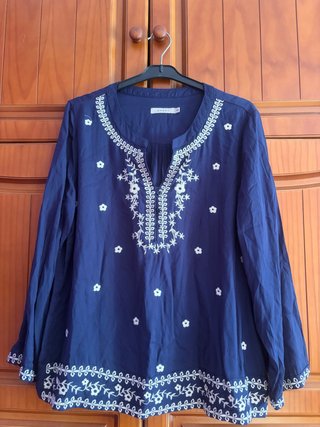 Blusa Azul Marino con Bordados