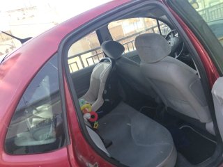 Coche Rojo de 5 Puertas